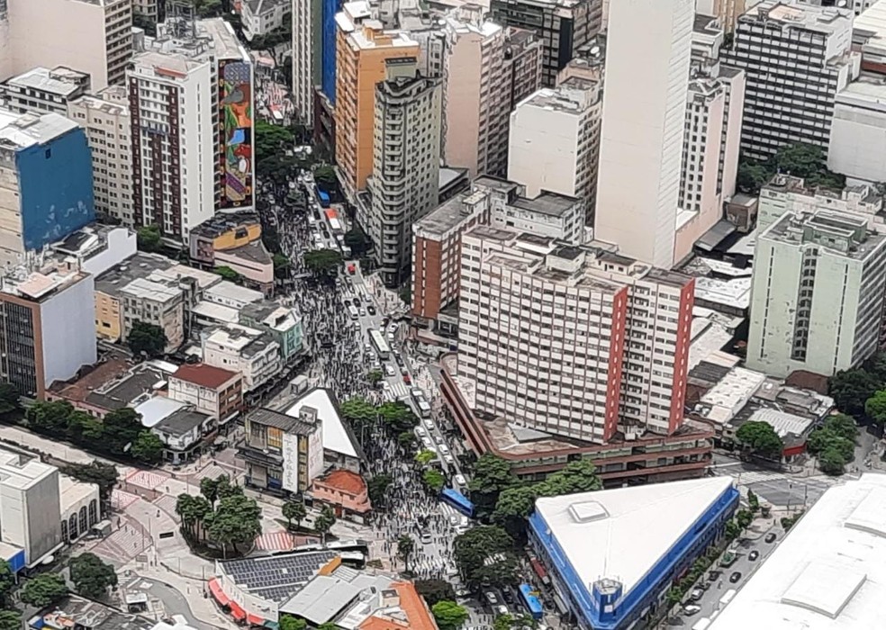 O trânsito foi fechado no sentido Praça Raul Soares — Foto: Lucas Franco/ TV Globo