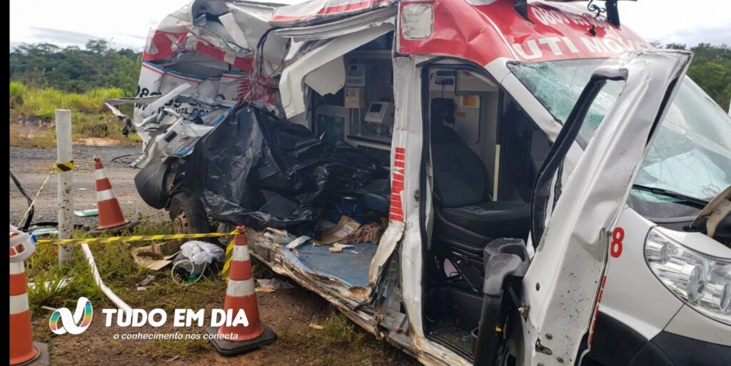 Idoso estava nesta ambulância que bateu de frente com um caminhão na BR-262 nesta quarta (2) — Foto: Corpo de Bombeiros/Divulgação