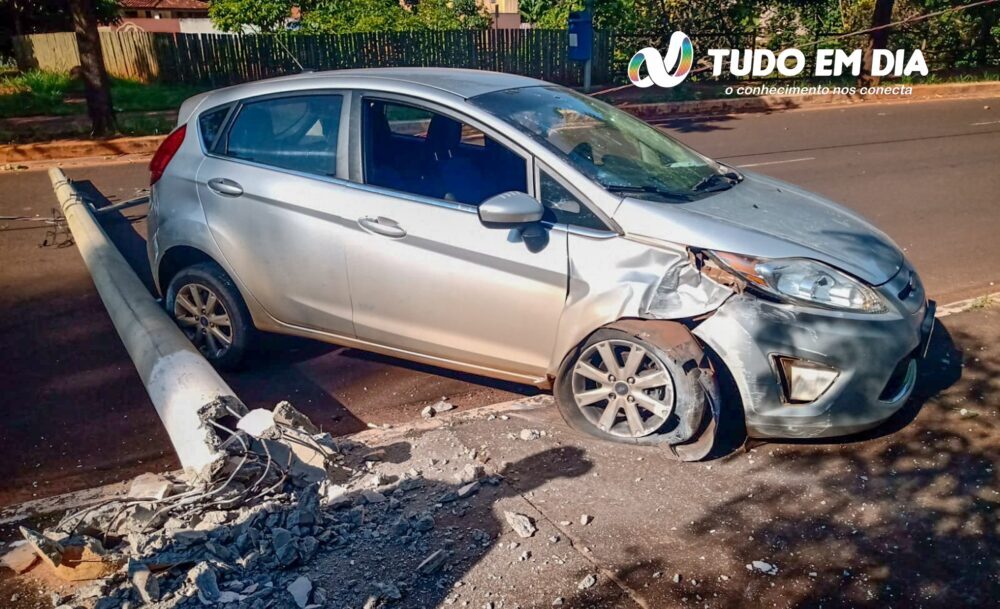Ituiutaba: motorista de 19 anos perde controle de veículo e atinge poste na José João Dib