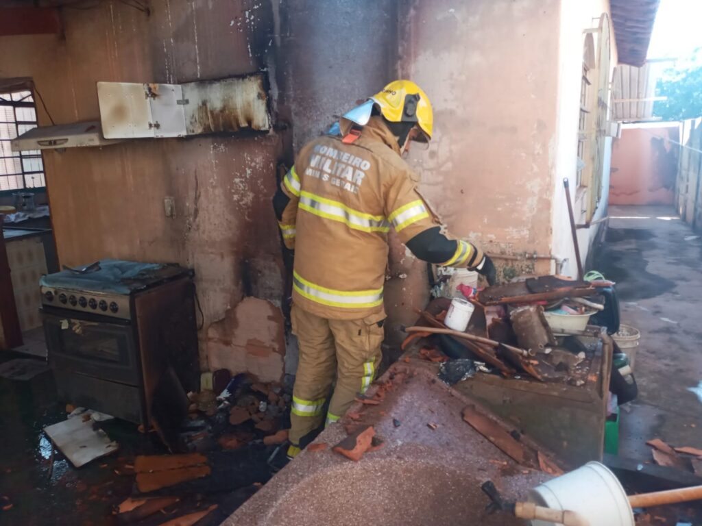 Bombeiros e um vizinho contiveram as chamas