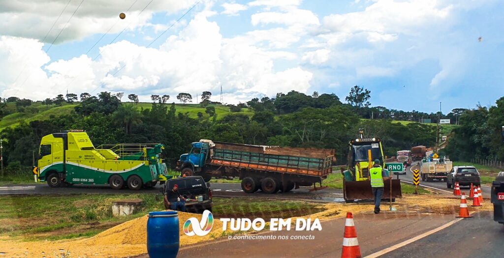 Carga de soja ficou espalhada pela pista | Foto: Gabriel Braga/Tudo Em Dia