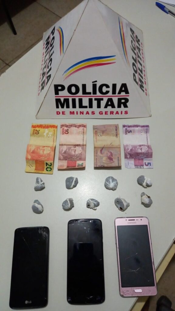 Porções de maconha e aparelhos celulares foram apreendidos com o suspeito | Foto: PMMG/Divulgação