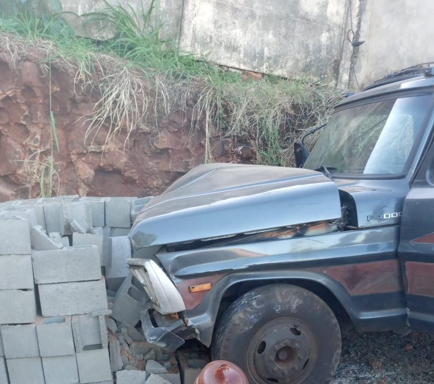 Veículo teria perdido os freios e ganhou velocidade. Motorista não era habilitado para conduzir a caminhonete | Foto: PMMG/Divulgação