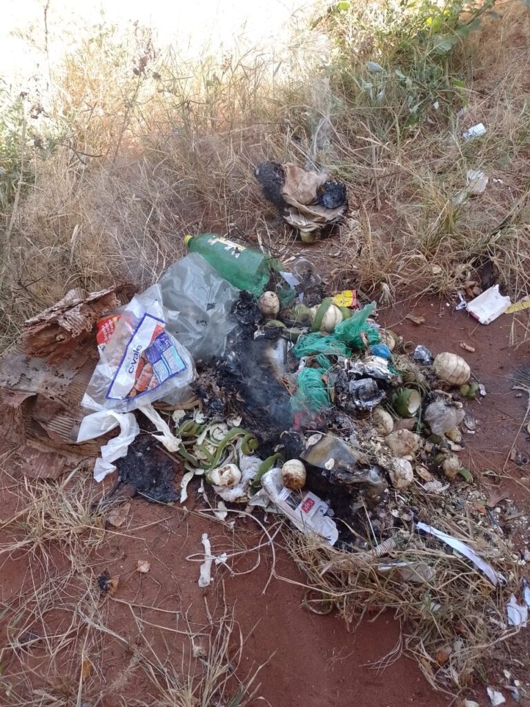 PM encontrou as roupas dos autores queimadas aos fundos da residência | Foto: PMMG