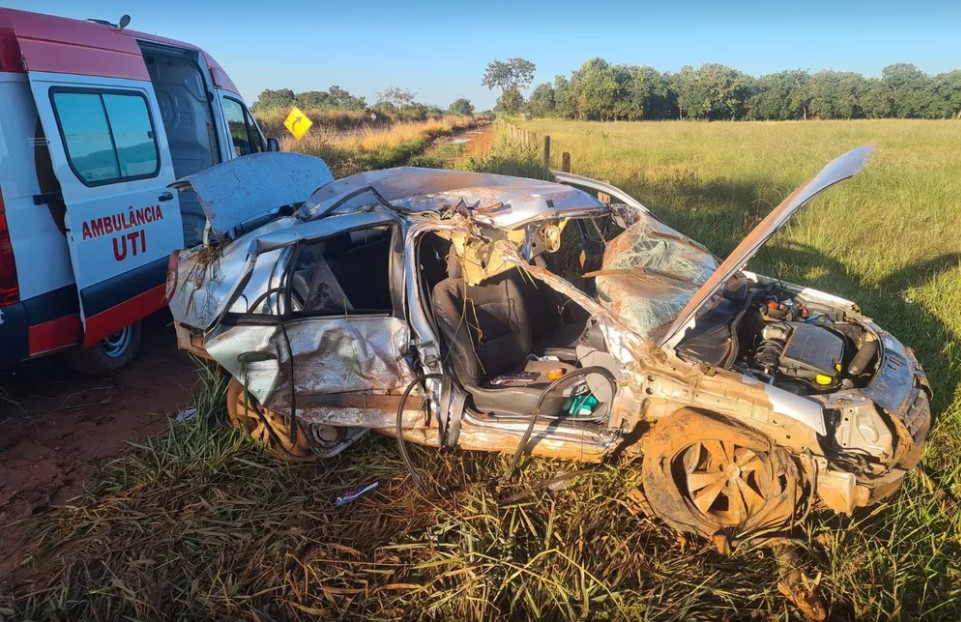 Carro ficou danificado após capotar — Foto: Corpo de Bombeiros/Divulgação

