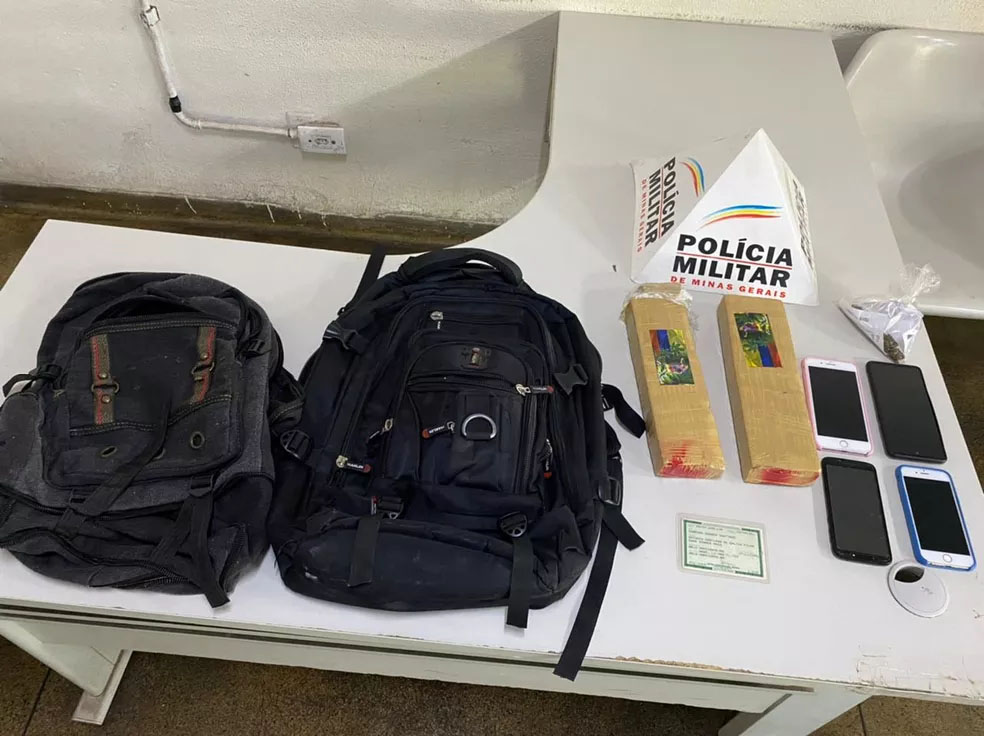 Drogas apreendidas no Bairro Martins em Uberlândia, na quarta-feira (27) — Foto: Polícia Militar/Divulgação