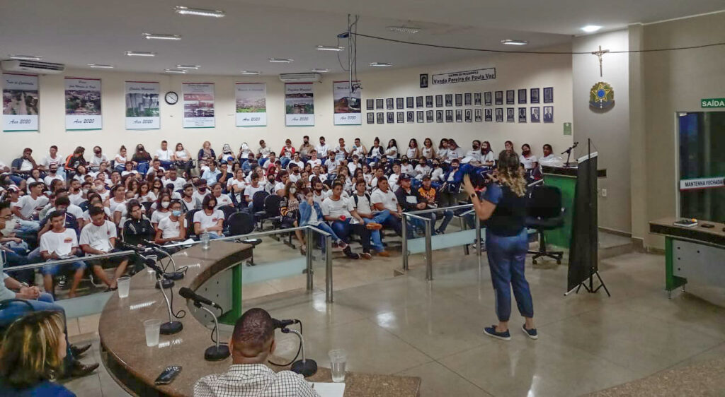 Juliana Pereira, chefe do Cartório Eleitoral, levou informações aos alunos | Foto: Divulgação