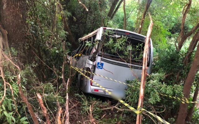 Acidente grave com ônibus mata sete e deixa 13 feridos no Paraná