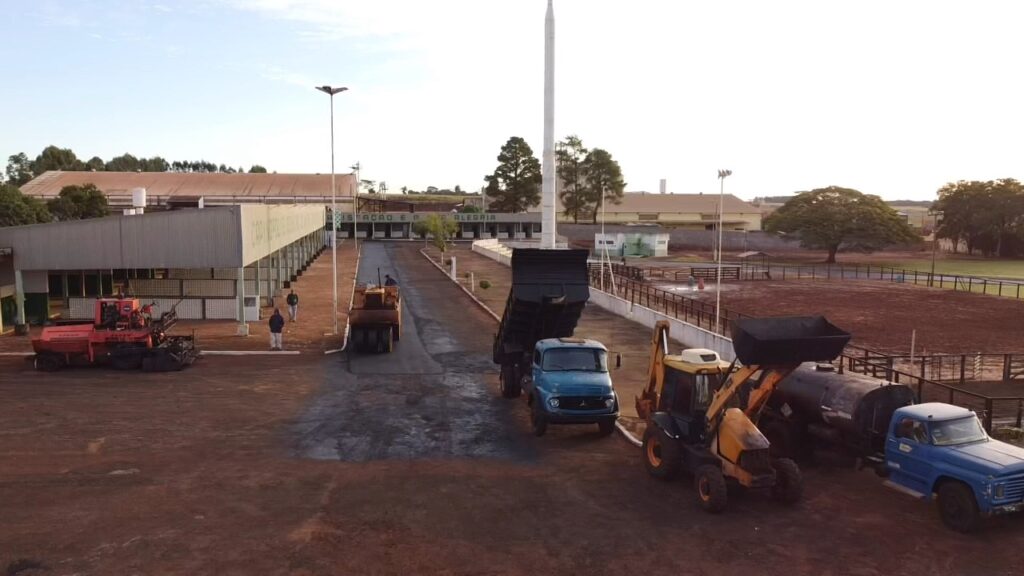 Via em frente às barracas grandes e pequenas também estão sendo recapeadas | Foto: Paulo Braga