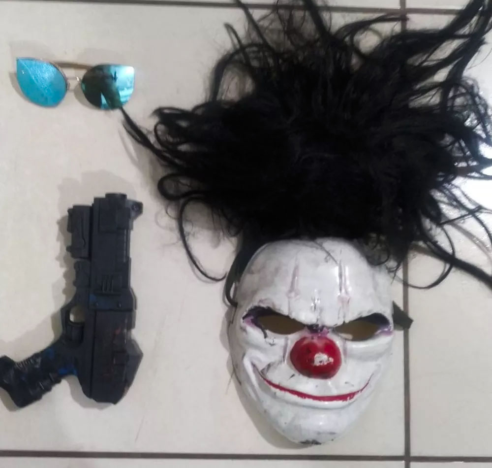 A PM apreendeu a réplica da arma e a máscara utilizada na 'brincadeira' | Foto: PMMG
