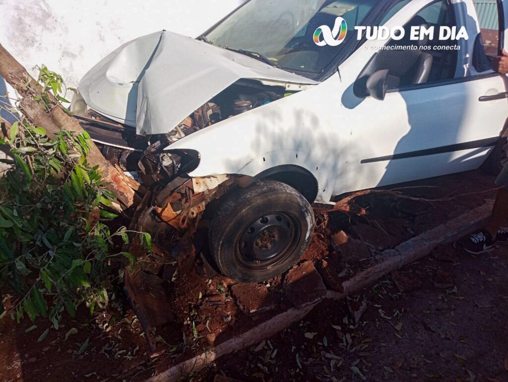 Veículo Fiat/Strada teve a frente destruída após chocar-se violentamente contra uma árvore em frente ao Quartel da PM