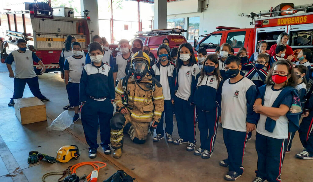 Alunos visitaram os bombeiros | Foto: Divulgação