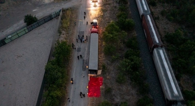 Caminhão com imigrantes mortos foi encontrado na rota que liga o México aos EUA JORDAN VONDERHAAR/GETTY IMAGES VIA AFP