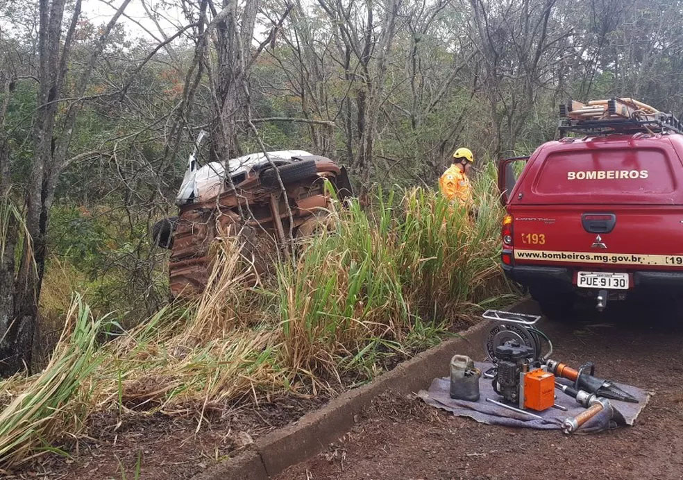 Veículo saiu da pista e atingiu uma árvore — Foto: Corpo de Bombeiros/Divulgação