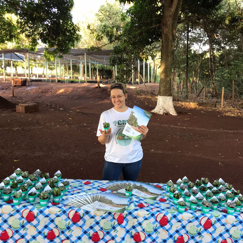 Lívia Reis com um exemplar do Plano de Gestão Ambiental | Foto: Gaby Melo
