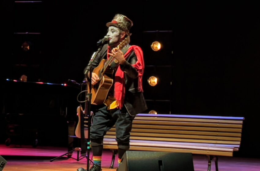 Uberlândia: O Teatro Mágico fez público vibrar com show voz e violão