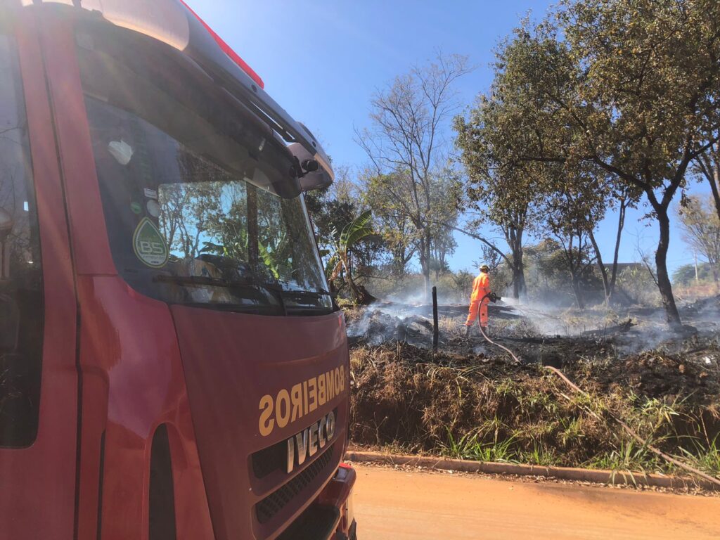 Bombeiro atua na contenção do incêndio no bairro São José, em Ituiutaba | Foto: Bombeiros/Divulgação