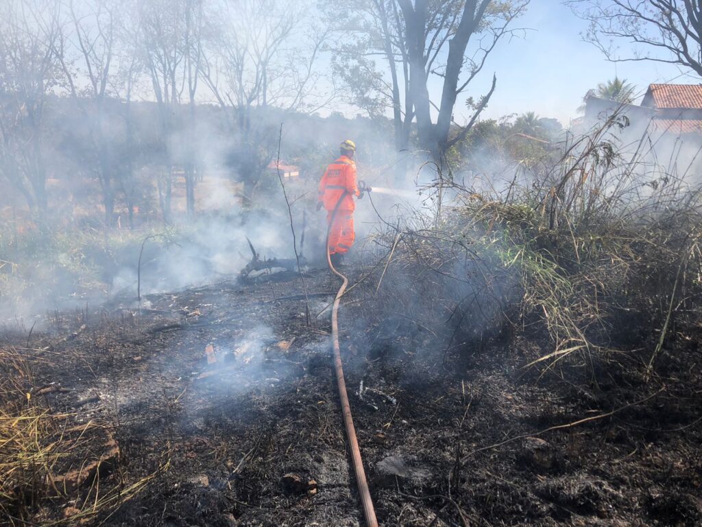 Bombeiro atua na contenção do incêndio no bairro São José, em Ituiutaba | Foto: Bombeiros/Divulgação