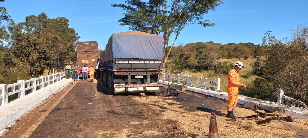 Carreta desgovernada atingiu vários veículos durante o acidente | Foto: Bombeiros/Divulgação