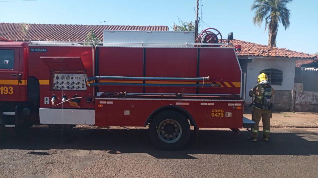 O incêndio ocorreu em uma residência na rua Coronel Manoel Vilela de Andrade, no bairro Maria Vilela