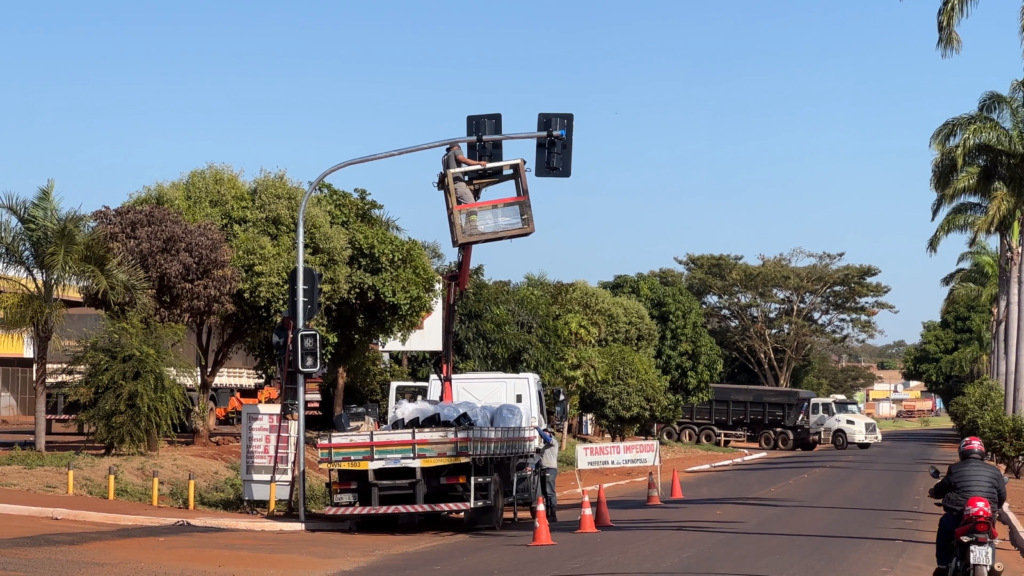 Semáforos estão sendo instalados em Capinópolis