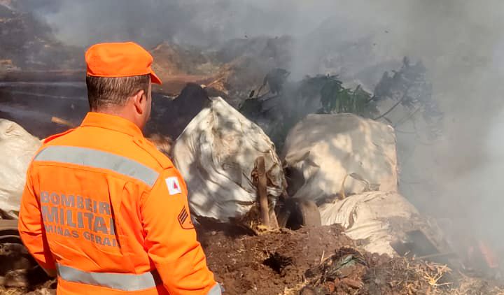 Bombeiros combatem incêndio em depósito de silagem em Monte Alegre de Minas | Foto: Bombeiros/divulgação