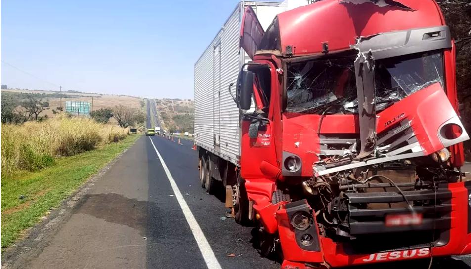 Situação de caminhão após acidente na BR-050 em Uberlândia — Foto: Corpo de Bombeiros/Divulgação