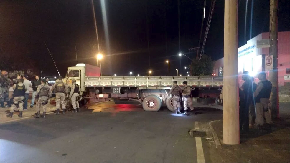 Após perseguição, PM conseguiu apreender caminhão e prender suspeitos em Uberlândia — Foto: Polícia Militar/Divulgação