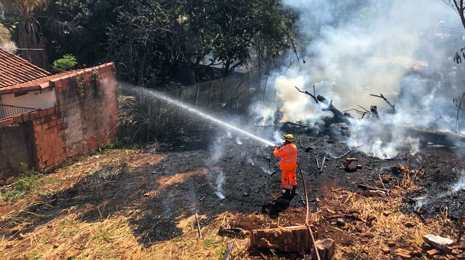 Bombeiro faz contenção de incêndio e impede que as chamas atinjam residência | Foto: Bombeiros/Divulgação