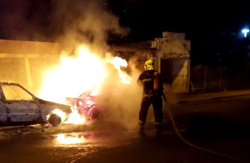 Bombeiro combate incêndio em veículos na Rua 32, no Centro de Ituiutaba | Foto: Bombeiros/Divulgação