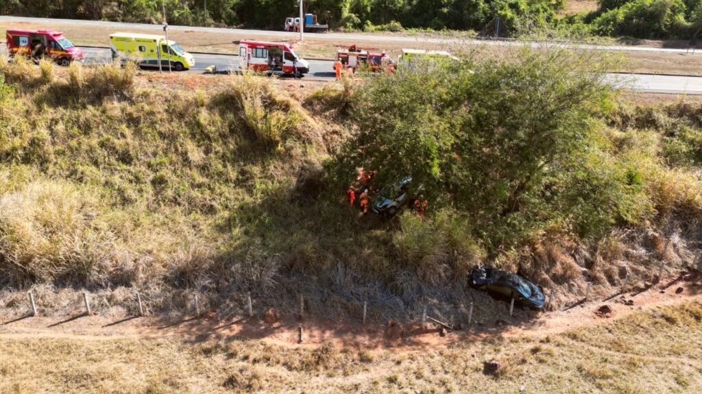 Veículos saíram da pista após serem'fechados' por carreta | Foto: Bombeiros/Araguari