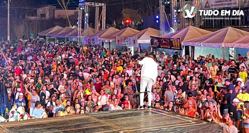Show com o cantor Kleo Dibah encerrou o festival de música de Cacheira Dourada
