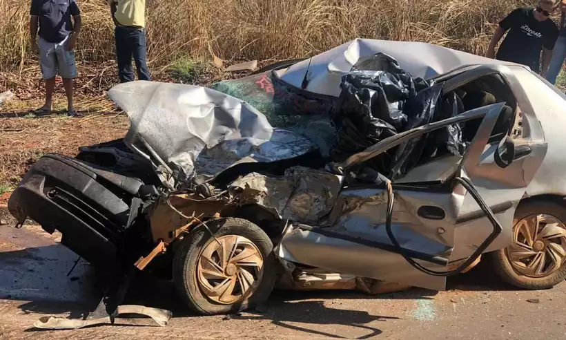 Veículos trafegavam em sentidos opostos, quando a colisão ocorreu no KM 471 da rodovia (foto: Corpo de Bombeiros/Divulgação)
