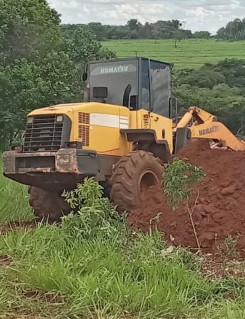 Pá carregadeira marca Komatsu, modelo 6VB41A-L, foi furtada na zona rural da cidade de Prata | Foto: PMMG