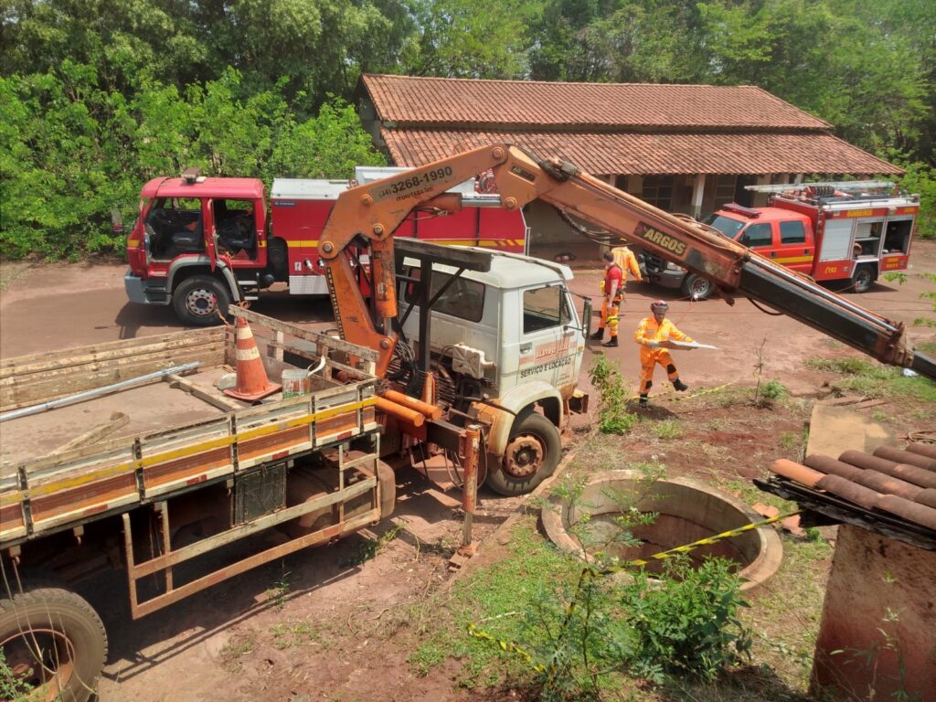 O cavalo caiu em uma cisterna desativada, de aproximadamente 12 metros de profundidade, em uma indústria cerâmica cerâmica