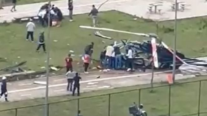Um helicóptero caiu na manhã desta quarta-feira (19) próximo ao aeroporto de Congonhas, na zona sul da cidade de São Paulo, deixando duas pessoas feridas.| Foto: Reprodução/Redes Sociais