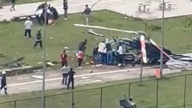 Um helicóptero caiu na manhã desta quarta-feira (19) próximo ao aeroporto de Congonhas, na zona sul da cidade de São Paulo, deixando duas pessoas feridas.| Foto: Reprodução/Redes Sociais
