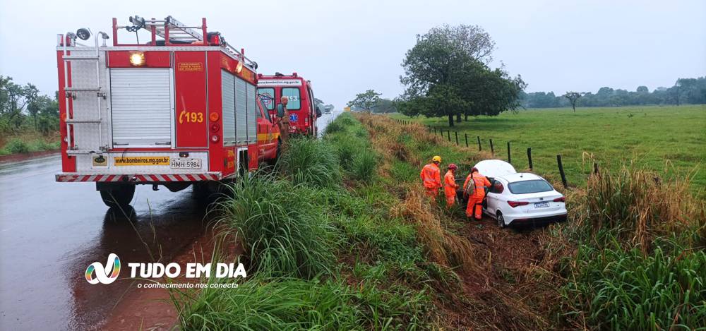 Mulher saiu da pista após perder o controle do veículo que conduzia | Foto: Bombeiros/divulgação