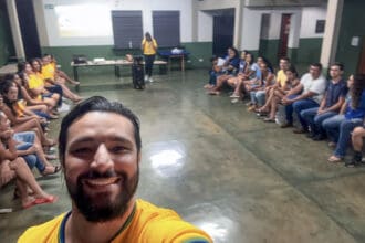 Paulo Braga, professor de Administração, junto aos alunos do Senac em Capinópolis