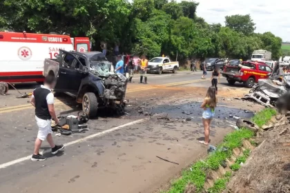 Veículos ficaram destruídos com o impacto | Foto: Bombeiros