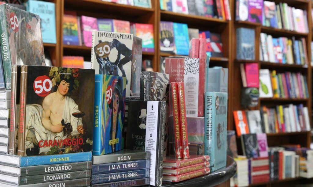 São Paulo - Estante de livros da livraria Martins Fontes, na Vila Buarque.
