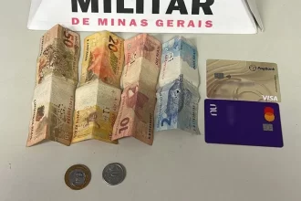 Dinheiro e cartões apreendidos com jovem em Serra do Salitre — Foto: Polícia Militar/Divulgação