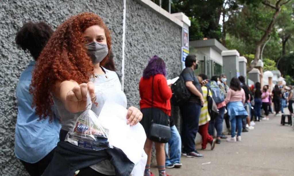 São Paulo - A estudantes Evoni de Souza Costa espera a abertura dos portões no primeiro dia de provas do Exame Nacional do Ensino Médio - Enem, na Universidade Presbiteriana Mackenzie.