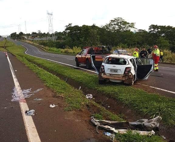 Veículo onde o passageiro arremessado estava ficou muito danificado após o acidente| Foto: Corpo de Bombeiros/Divulgação