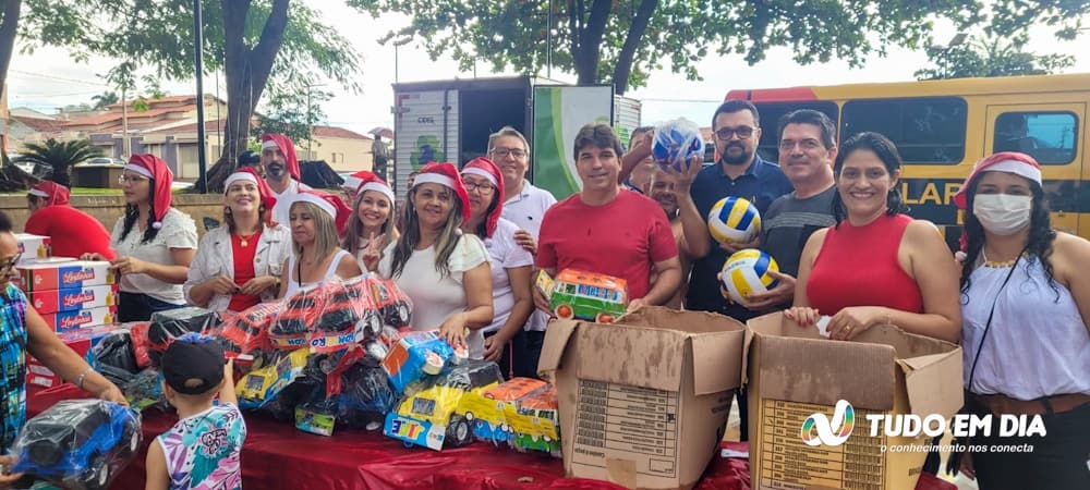 Entrega de brinquedos ocorreu na praça central