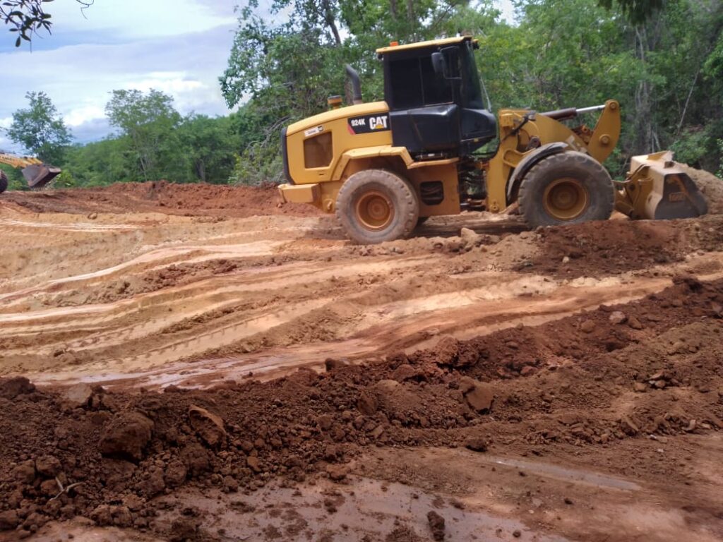 Máquina trabalha na manutenção de vias rurais em Cascalho Rico