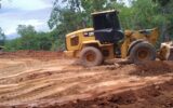 Máquina trabalha na manutenção de vias rurais em Cascalho Rico