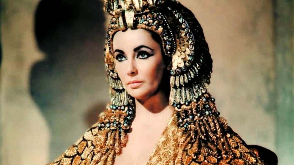  Elizabeth Taylor como Cleópatra | Reprodução/Cleópatra (1963)