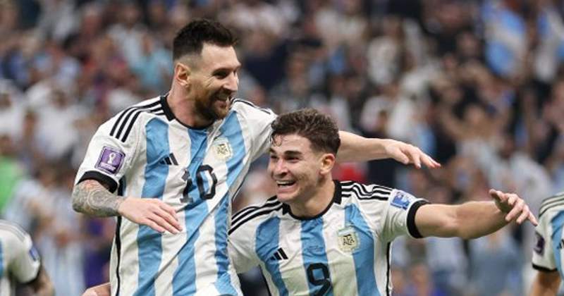 Lionel Messi e Julián Álvarez | Foto: Fifa