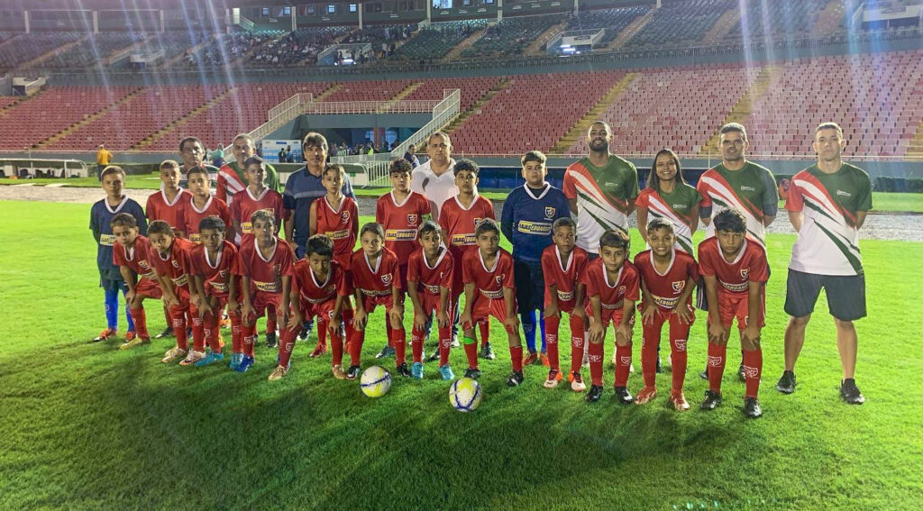 Equipe técnica e o prefeito de Capinópolis junto ao time Sub-11 de Capinópolis | Foto: Departamento de Esportes